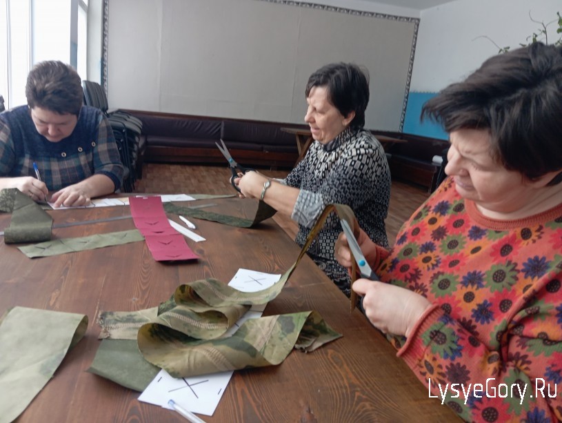 
В Невежкино делают заготовки для маскировочных сетей
