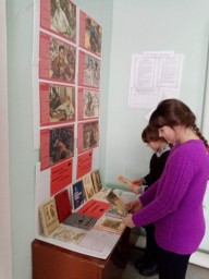 ​В Бутырской сельской библиотеке действует выставка - обзор «Юные герои сороковых, пороховых»