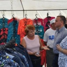 Посещение депутатом Антоном Ищенко школьного базара в посёлке Лысые Горы