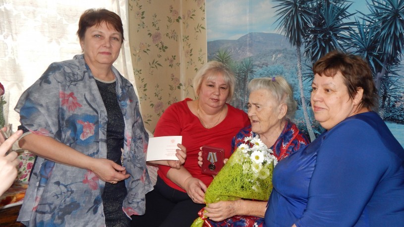 Глава Лысогорского района вручила юбилейную медаль старейшему педагогу района