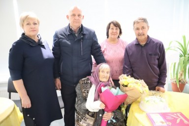 
​Долгожительницу из Большой Каменки поздравили с Днём рождения
