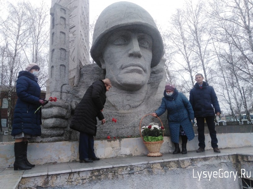 Возложение цветов к памятнику "Воинам-лысогорцам"
Возложение цветов к памятнику "Воинам-лысогорцам"