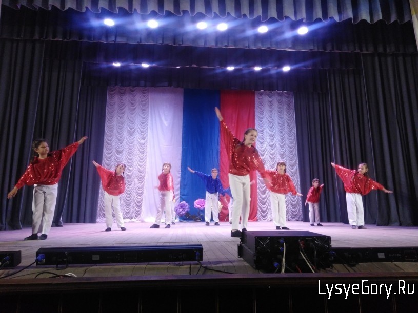 В районном Дворце культуры прошел праздничный концерт, посвященный Дню России
В районном Дворце культуры прошел праздничный концерт, посвященный Дню России