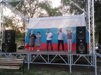 
​В парке Лысых Гор прошёл праздничный концерт, посвящённый Дню государственного флага России

