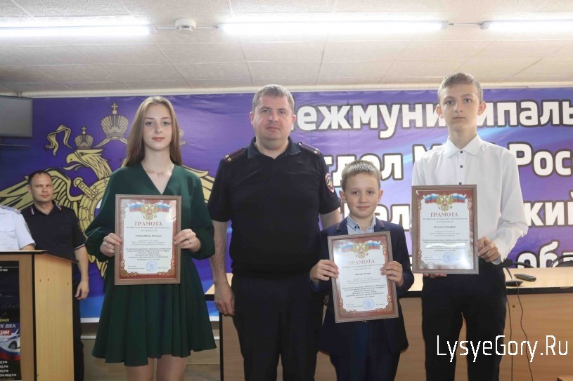 
В Калининске наградили победителей детского творческого конкурса &laquo;Полицейский Дядя Стёпа&raquo;
