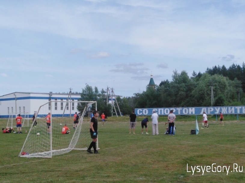 
В День посёлка и День молодёжи в Лысых Горах прошли соревнования по футболу
