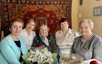 
В свой 96-й день рождения поздравления, цветы, подарки и безграничное уважение принимала жительниц