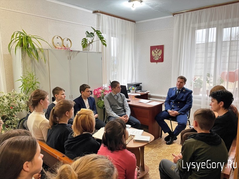 
В отделе ЗАГС по Лысогорскому району состоялся круглый стол &laquo;Я и мои права&raquo;, участниками которого 