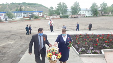 Глава Лысогорского района и председатель районного Собрания возложили цветы к памятнику воинам-лысог