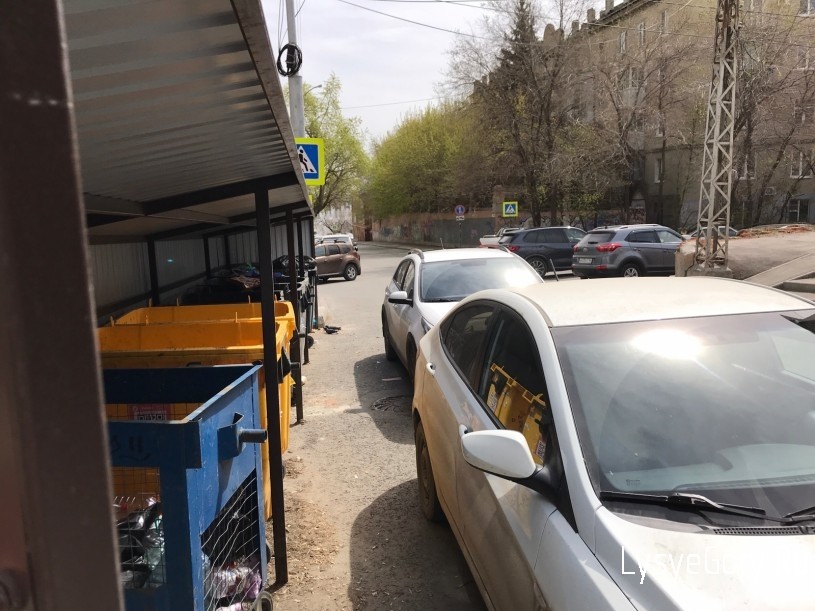 Регоператор просит автомобилистов не перекрывать проезд к контейнерным площадкам
Регоператор просит автомобилистов не перекрывать проезд к контейнерным площадкам