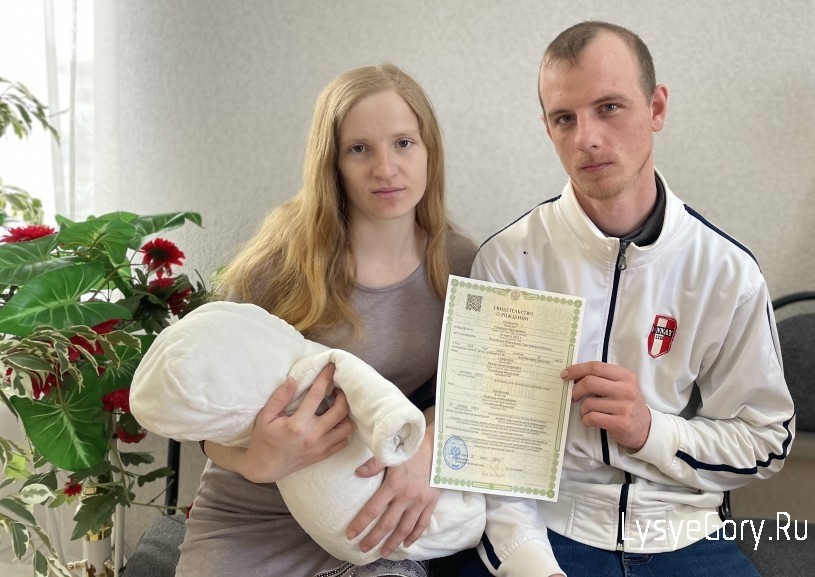 Многодетная молодая семья Епифановых пополнилась четвёртым ребенком.
Многодетная молодая семья Епифановых пополнилась четвёртым ребенком.