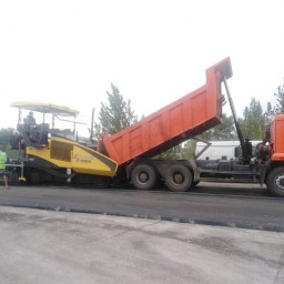 
ООО "Дорстрой" продолжает укладку асфальта на региональном автоподъезде от федеральной трассы к Лы