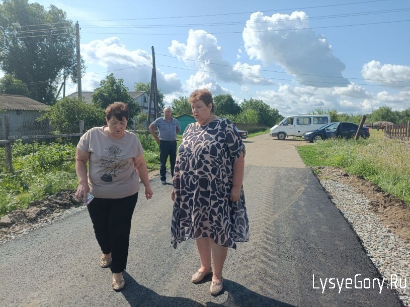 Глава Лысогорского района Валентина Фимушкина осмотрела ход работ по дорожному ремонту в поселке О
Глава Лысогорского района Валентина Фимушкина осмотрела ход работ по дорожному ремонту в поселке О