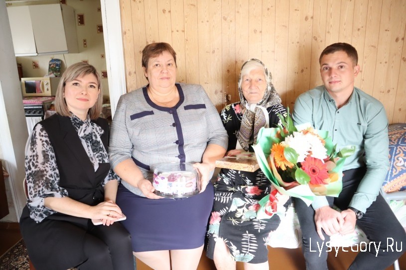 Жительницу поселка Барсучий Раису Андреевну Самарову поздравили с 90-летием
Жительницу поселка Барсучий Раису Андреевну Самарову поздравили с 90-летием