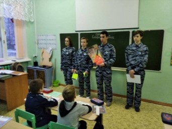 
2 декабря 2021 в Лысогорском районе прошла акция &laquo;Стань заметный на дороге&raquo;
