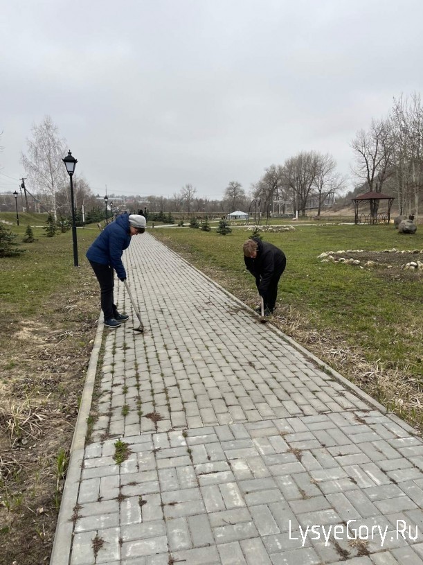 Сегодня в субботнике по уборке сквера «Аллея Героев» Лысых Гор приняли участие работники сферы обр
Сегодня в субботнике по уборке сквера «Аллея Героев» Лысых Гор приняли участие работники сферы обр