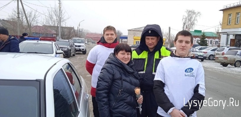 Акция «Цветы для автоледи» прошла в Лысых Горах
Акция «Цветы для автоледи» прошла в Лысых Горах