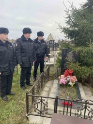 
Сотрудники полиции и представители ЮДП почтили память погибших при выполнении служебных обязанност