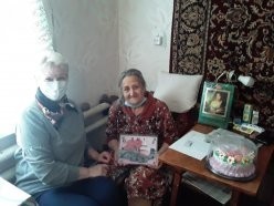 Сотрудники Лысогорского КЦСОН поздравили с 90-летием труженицу тыла из р.п. Лысые Горы З.В. Гусеву