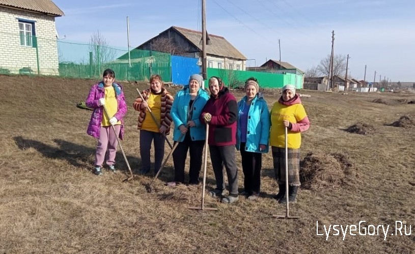 Социальные работники Лысогорского КЦСОН помогли с уборкой придомовой территории матери участника с
Социальные работники Лысогорского КЦСОН помогли с уборкой придомовой территории матери участника с