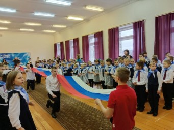 
В школе №2 Лысых Гор состоялась торжественная церемония посвящения учащихся в «Орлята России»
