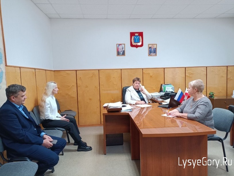 
Глава Лысогорского района Валентина Фимушкина провела прямую телефонную линию с населением
