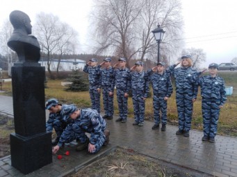
Возложение цветов к бюстам Героев Советского Союза
