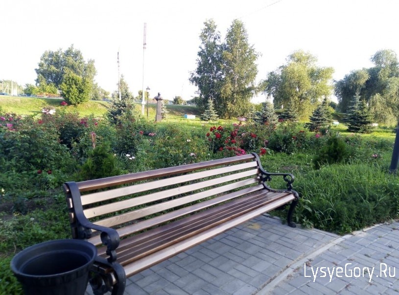 
В сквере "Аллея Героев" установлены новые скамейки
