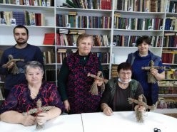 
Для пенсионеров Лысогорского КЦСОН прошел мастер-класс по изготовлению кукол из ниток
