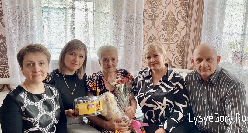Поздравления, цветы, подарки и безграничное уважение принимала Лысогорская долгожительница, тружен
Поздравления, цветы, подарки и безграничное уважение принимала Лысогорская долгожительница, тружен