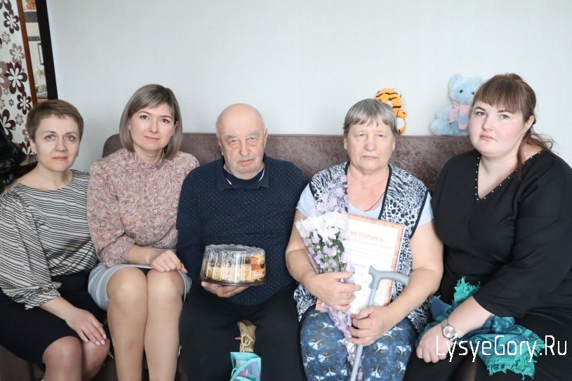 
В Лысогорском районе с "изумрудной" свадьбой поздравили супругов Ивановых
