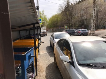 
Регоператор просит автомобилистов не перекрывать проезд к контейнерным площадкам
