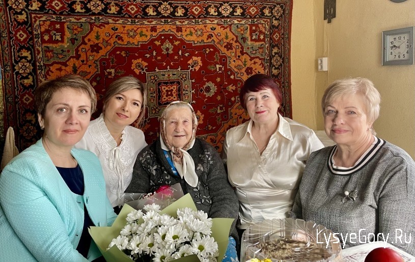 В свой 96-й день рождения поздравления, цветы, подарки и безграничное уважение принимала жительниц
В свой 96-й день рождения поздравления, цветы, подарки и безграничное уважение принимала жительниц
