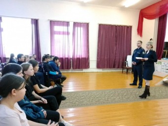 
Сотрудники полиции провели мероприятия в рамках Всероссийской акции &laquo;День правовой помощи детям&raquo;
