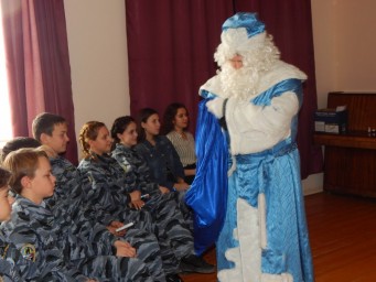Полицейский Дед Мороз поздравил с наступающими праздниками отряд юных друзей полиции в Лысых Горах
