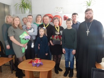 В отделе ЗАГС по Лысогорскому району состоялось торжественное чествование коралловых юбиляров Вла
В отделе ЗАГС по Лысогорскому району состоялось торжественное чествование коралловых юбиляров Вла