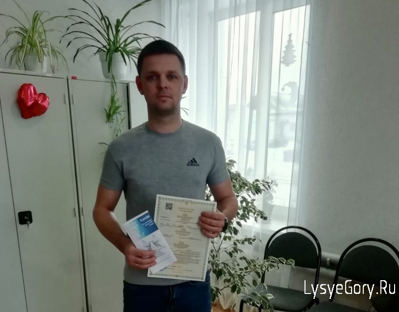 В День Конституции в Лысогорском отделе ЗАГС состоялась торжественная церемония новорождённого
В День Конституции в Лысогорском отделе ЗАГС состоялась торжественная церемония новорождённого
