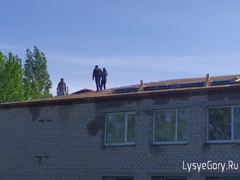 
В МБОУ СОШ поселка Раздольное ведутся работы по ремонту крыши
