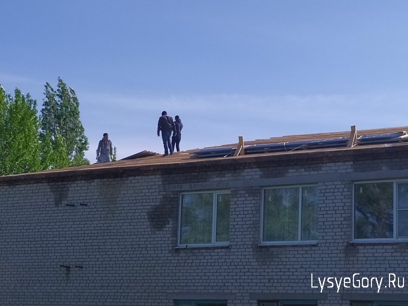 В МБОУ СОШ поселка Раздольное ведутся работы по ремонту крыши
В МБОУ СОШ поселка Раздольное ведутся работы по ремонту крыши