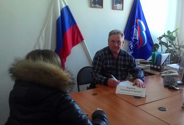 Приём граждан по личным вопросам провел депутат Собрания Лысогорского муниципального района Александ