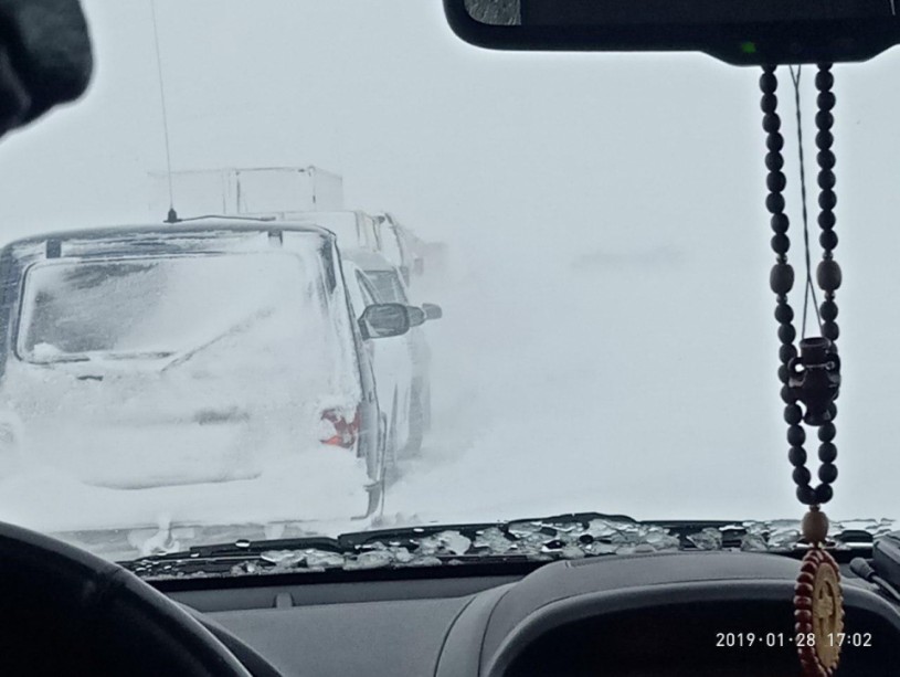 Очевидцы: у села Казачка в снегу застряли больше десяти машин
