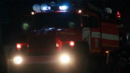 Пожарные два часа тушили баню и три сарая в Шереметьевке