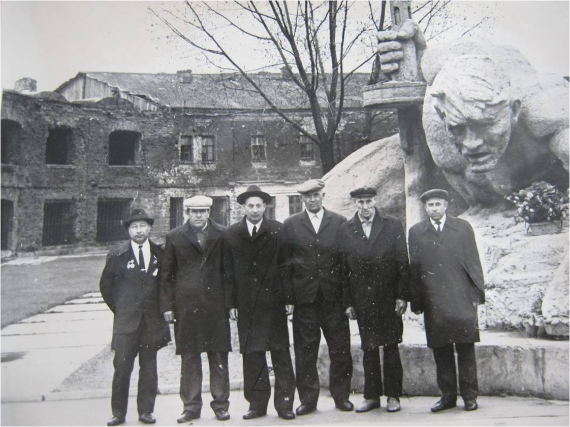 С.Н.Мухин первый слева с боевыми друзьями в г. Брест